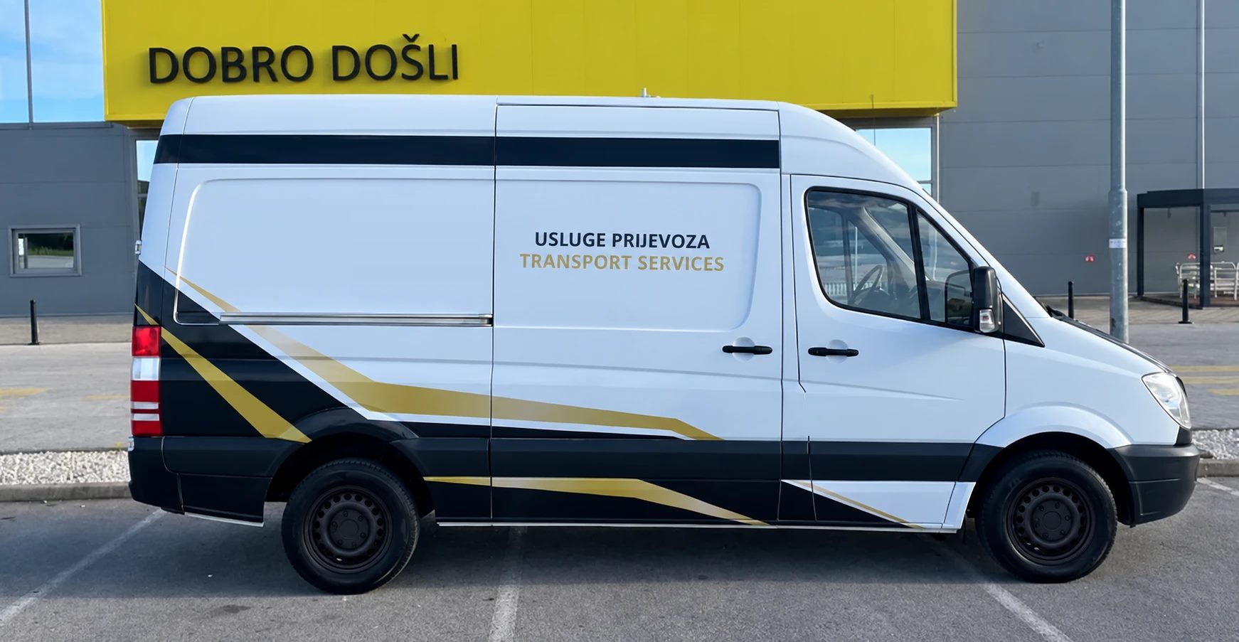 Bijeli Mercedes Sprinter s crno-zlatnim prugama, usluge prijevoza